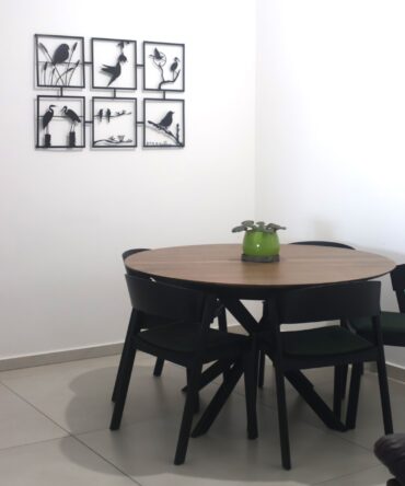 תמונה של יצירת חיתוך לייזר המורכבת משישה ריבועי תמונה של ציפורים במיקומים שונים. תמונה אחת של חסידות בשקיעה, תמונה 2 של יונק הדבש בזמן פעולה, תמונה 3 של ציפור על חוט ושיבולים מהקרקע, תמונה 4 ציפור על ענף, תמונה 5 שתי ציפורים יחדיו על ענף, תמונה 6 חסידות על עמודים בתוך ים. היצירה מוצגת על קיר של לקוחה שרכשה את היצירה בפינת האוכל עם שולחן דקורטיבי. היצירה מוצגת בעמוד הבית בחלק של היצירות שלי בבתים שלכם היצירה מוצגת בעמוד הבית בחלק של היצירות שלי בבתים שלכם